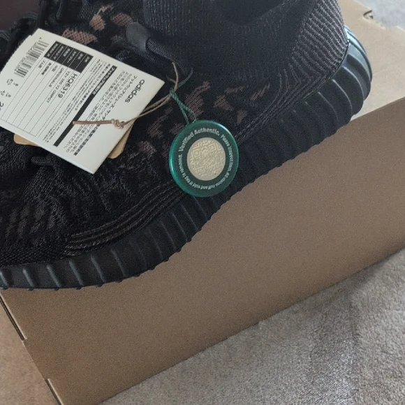Yeezy 350 V2 Carbon
